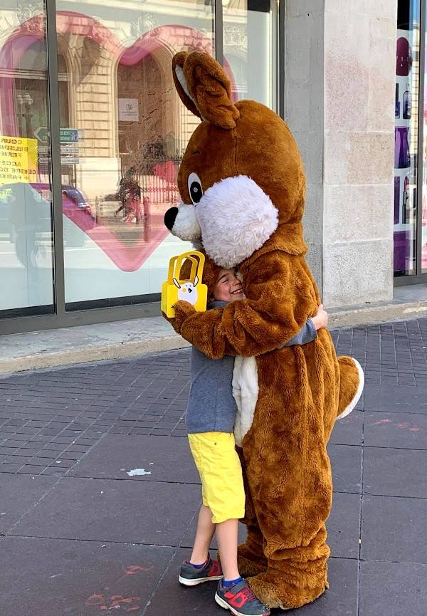 Animation commerciale : mascotte lapin géante dans les magasins du groupe HEMA France à Marseille